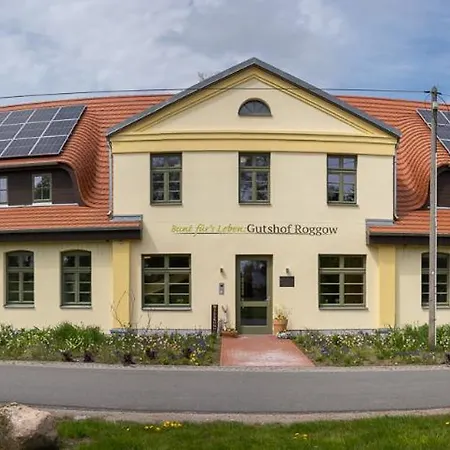 Ferienwohnungen - Barrierefrei - Im Sanierten Gutshof Lalendorf Exterior photo