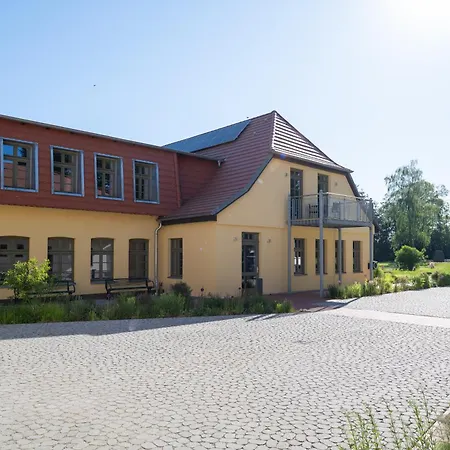 Ferienwohnungen - Barrierefrei - Im Sanierten Gutshof Lalendorf Exterior photo