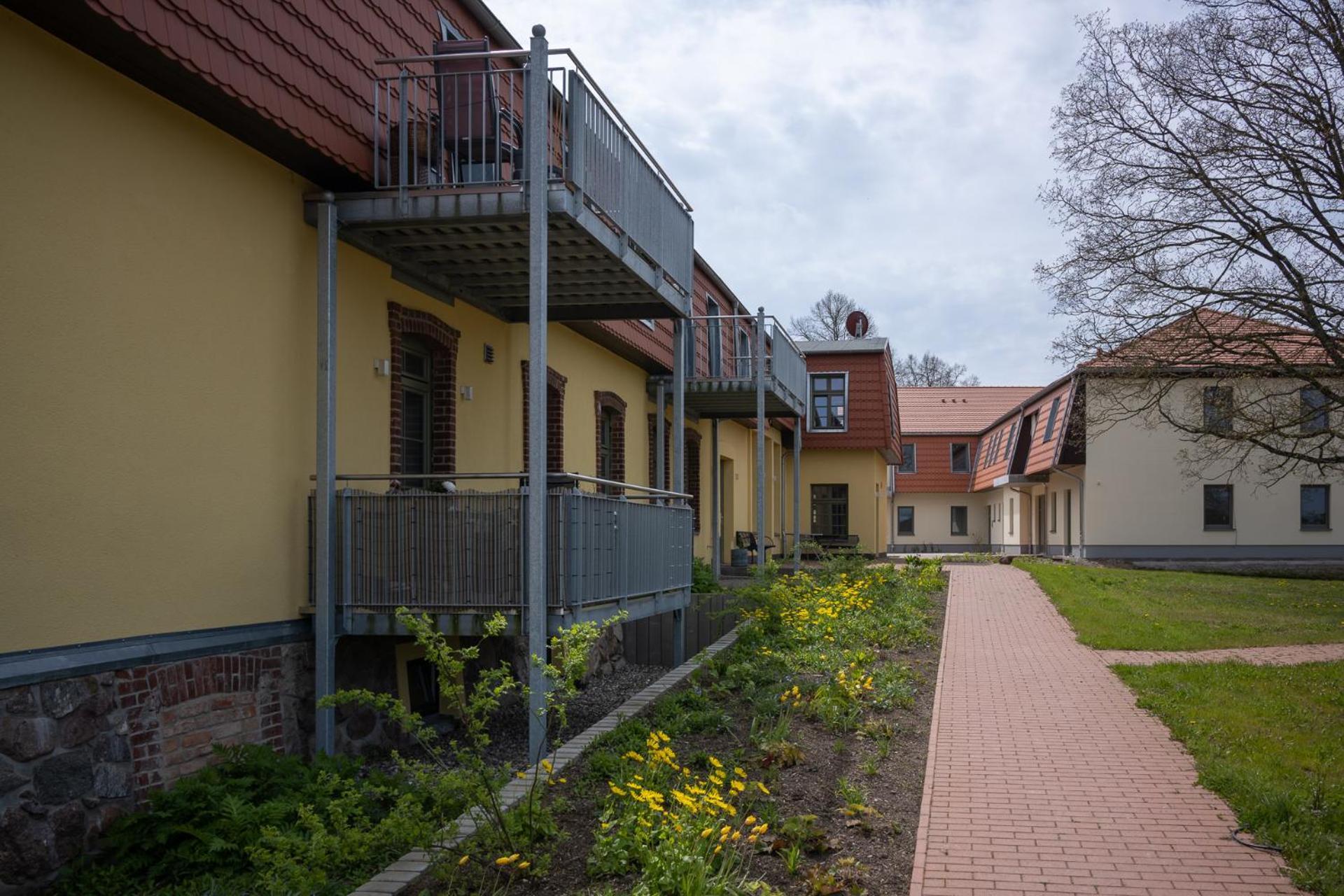 - Barrierefrei - Im Sanierten Gutshof Apartment Lalendorf