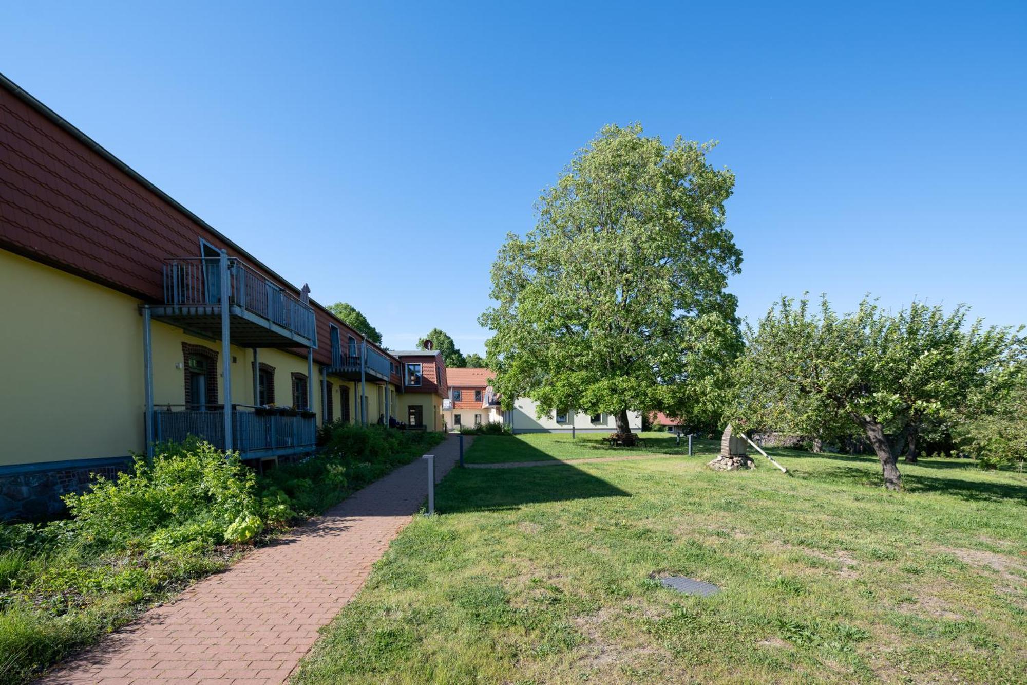 - Barrierefrei - Im Sanierten Gutshof Apartment Lalendorf