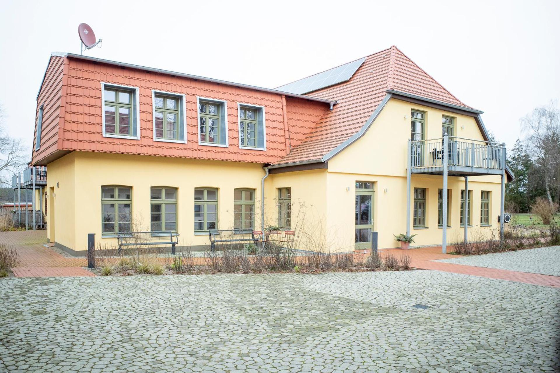 Apartment - Barrierefrei - Im Sanierten Gutshof Lalendorf
